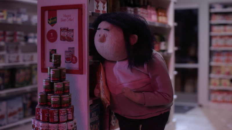 Animario 2019: la marioneta de una mujer hace la compra en un súper mercado, de la película Good Intentions.