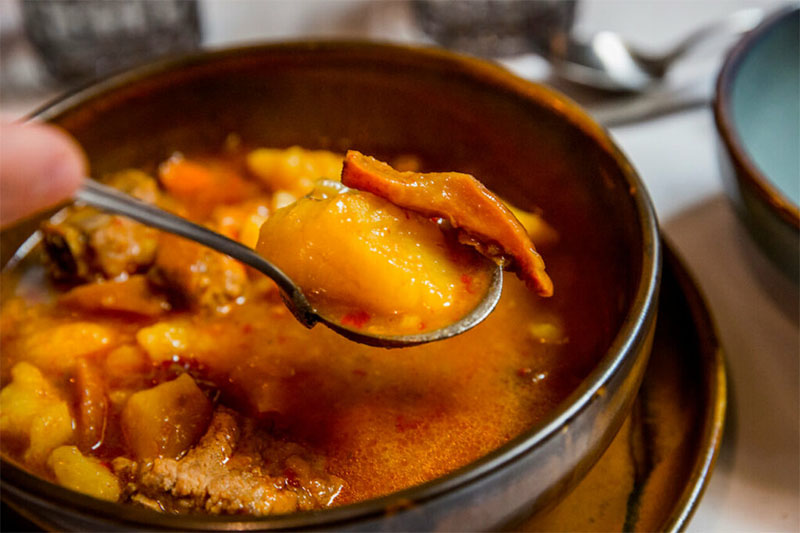 Patatas con costillas y níscalos del restaurante Salino