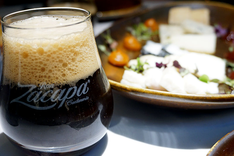 Tabla de quesos con la cerveza negra en el Restaurante Salino