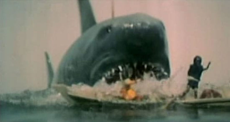 Aatank: el protagonista del remake indio de Tiburón se enfrenta al tiburón.