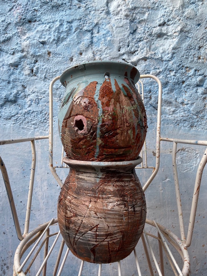 Iván Forcadell, escultura de terracota marrón sobre silla de jardín