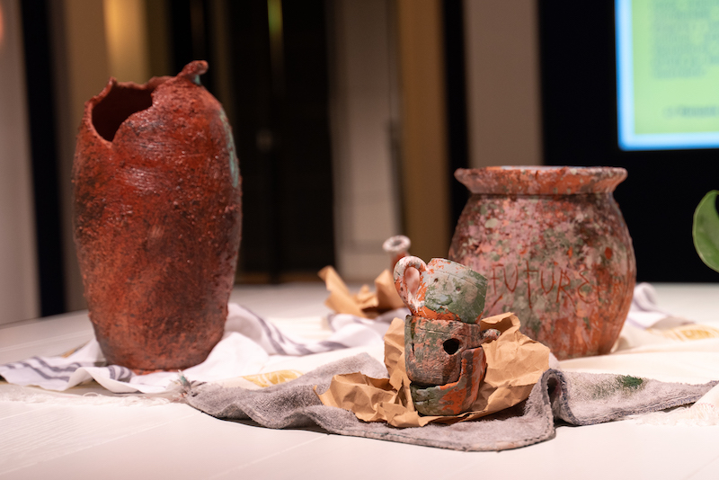 Iván Forcadell, vista de tres piezas de terracota en la expo en el Hotel Seventy Barcelona