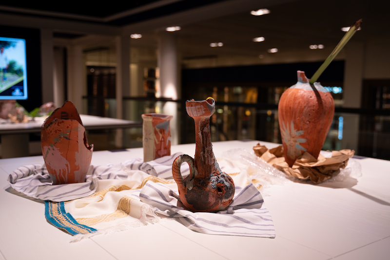 Iván Forcadell, vista de cuatro piezas de terracota en la expo en el Hotel Seventy Barcelona