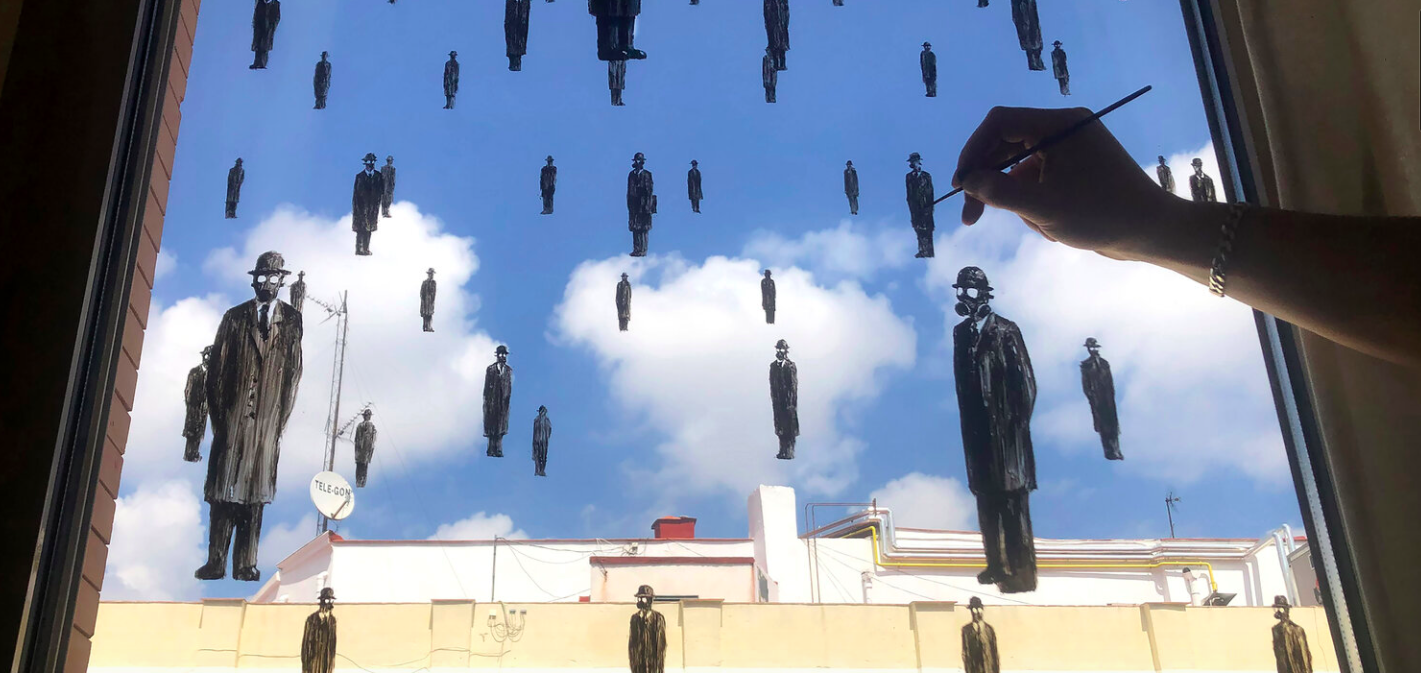 Stayarthomepejac Pejac pintando figuras de Magritte con sensores con bombín y mascarilla en el cristal de una ventana