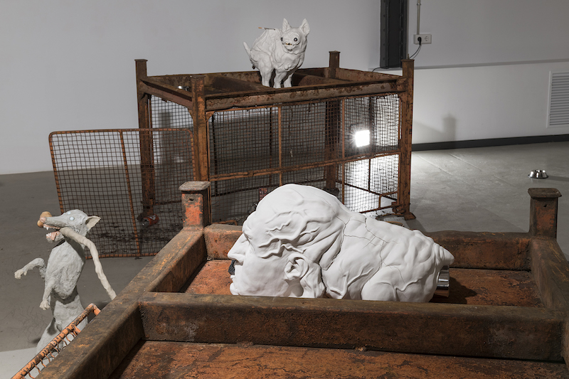 Paco Chanivet y Guillermo Ros, esculturas de perros de cemento y piedra entre andamios metalicos y estructuras industiales