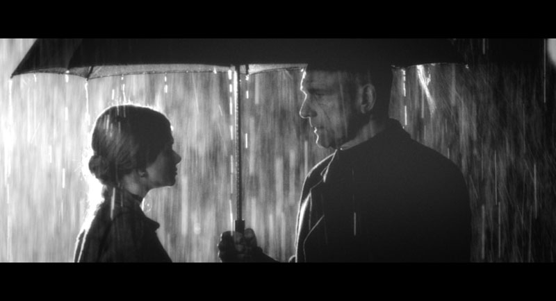 La desgracia de Ron Hopper: los protagonistas hablando bajo la lluvia.