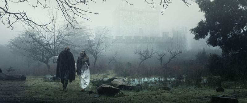 La desgracia de Ron Hopper: los protagonistas paseando por las afueras de un castillo.