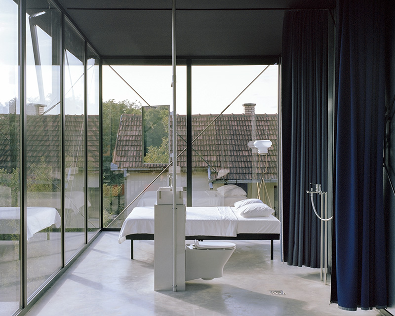 Ten Studio - The Avala House: Vista del dormitorio desde el interior de la casa. Foto: Maxime Delvaux.