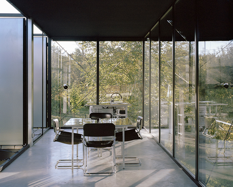 Ten Studio - The Avala House: Comedor y cocina. Foto: Maxime Delvaux.