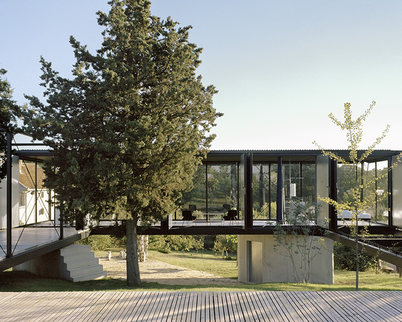 Ten Studio - The Avala House: Vista exterior del hueco interior de la casa. Foto: Maxime Delvaux.