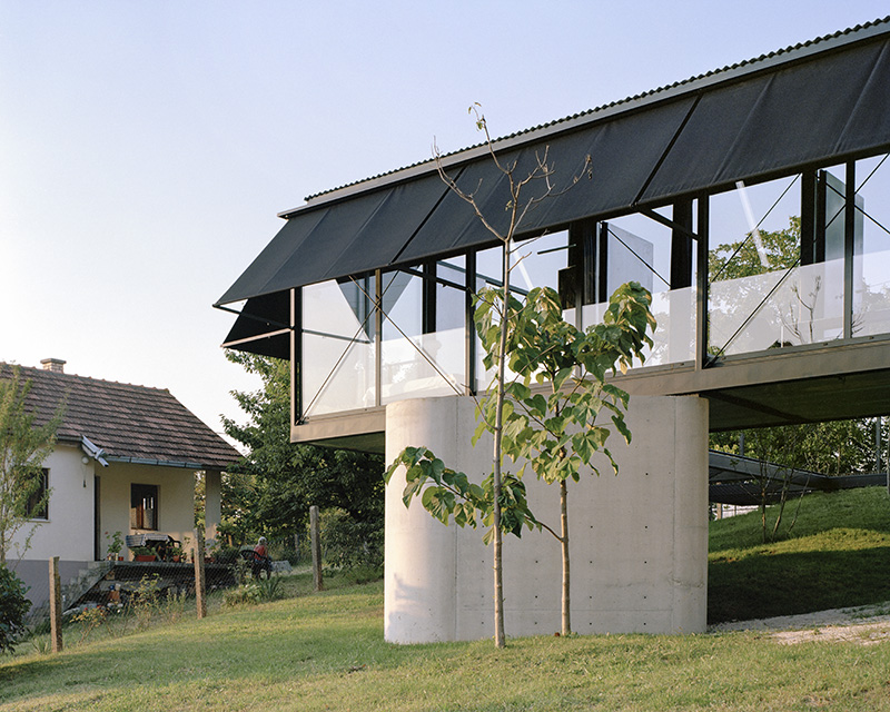 Ten Studio - The Avala House: Vista de uno de los apoyos estructurales de la casa. Foto: Maxime Delvaux.