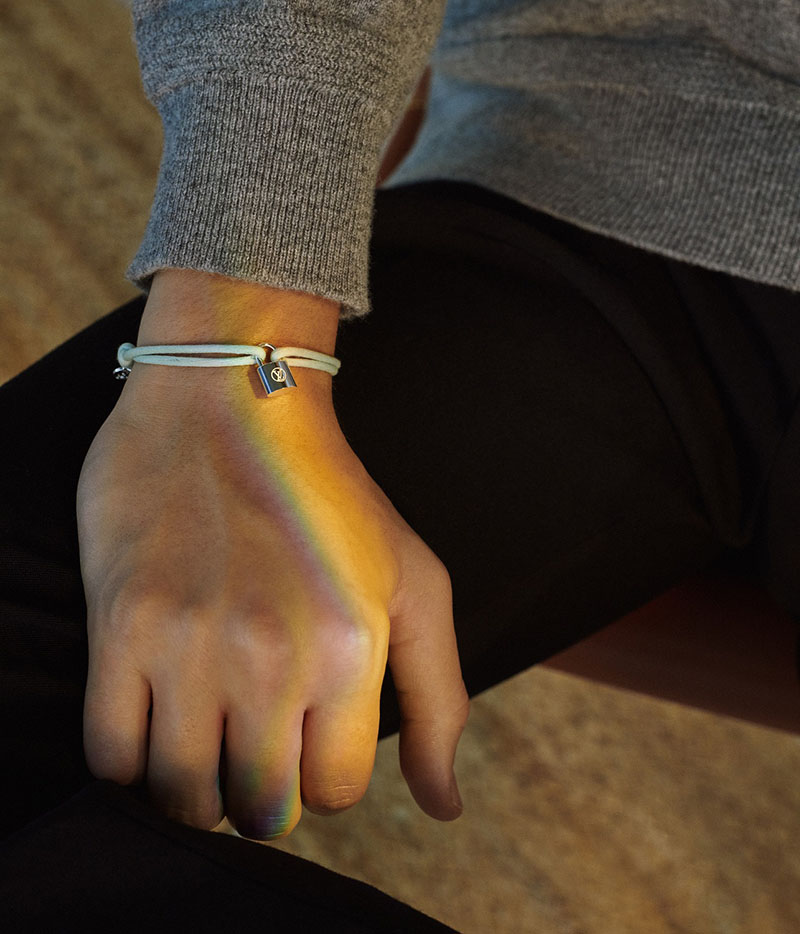 Louis Vuitton lanza una colección de pulseras solidarias diseñadas