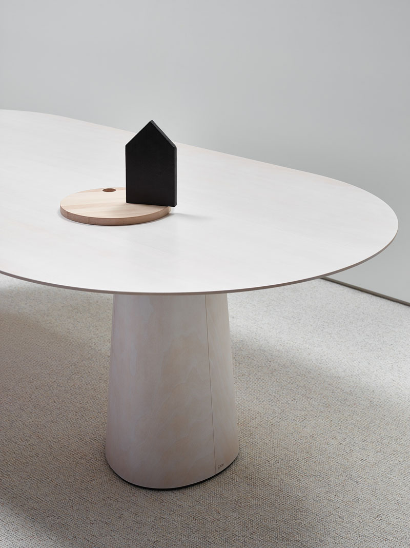 Colección POV de TON diseñada por Kaschkasch: detalle de una mesa con sobre redondeado