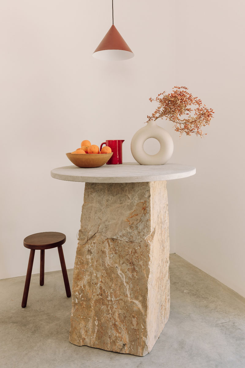 The Addresses en Portugal: una mesa de centro de piedra con naranjas