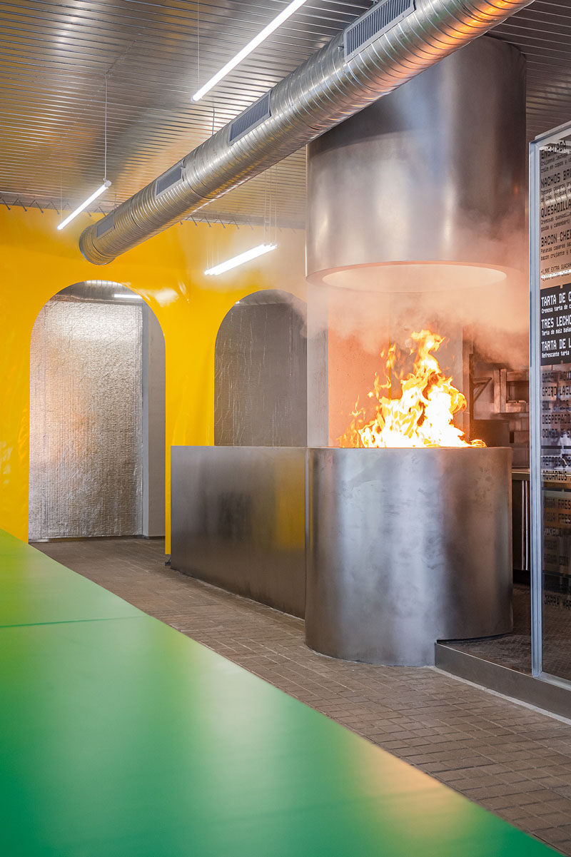 Brutal Burrito Madrid: cocina vista con una gran campana circular en acero inoxidable