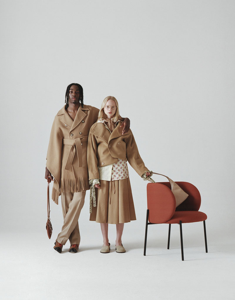 Editorial fotográfico mezcla moda y mobiliario: pareja de chico y chica con una butaca de Teulat