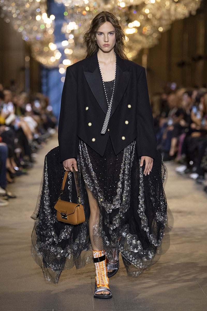 Louis Vuitton presenta su desfile de invierno 2021 en el Louvre