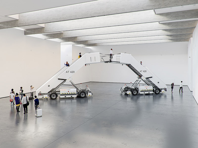 Tadao Cern - instalación artística con escalerillas para subir a un avión