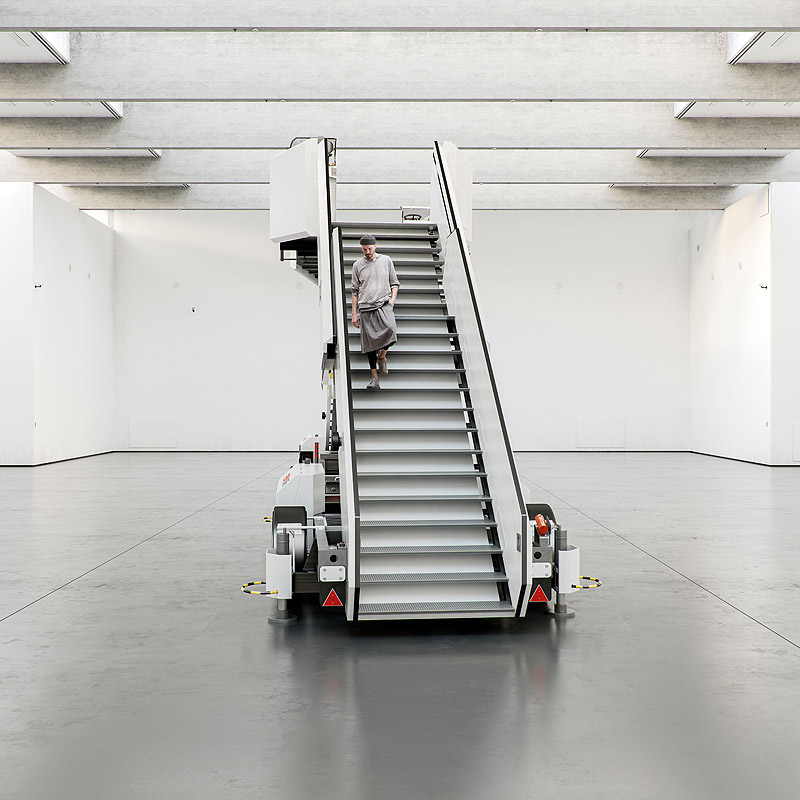 Tadao Cern - instalación artística con escalerillas para subir a un avión