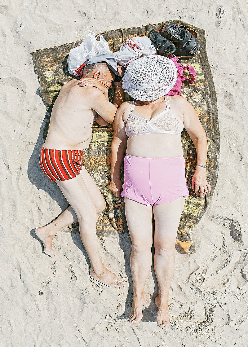 Tadao Cern - fotografía cenital de 2 personas sobre una toalla en la playa