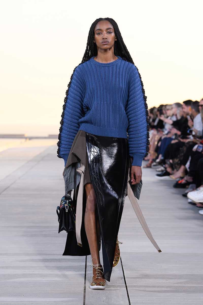 MILÁN, ITALIA - 24 DE FEBRERO de 2023: Mujer con un bolso Louis Vuitton de  mezclilla azul antes del desfile de Gucci, estilo callejero de la Semana de  la Moda de Milán