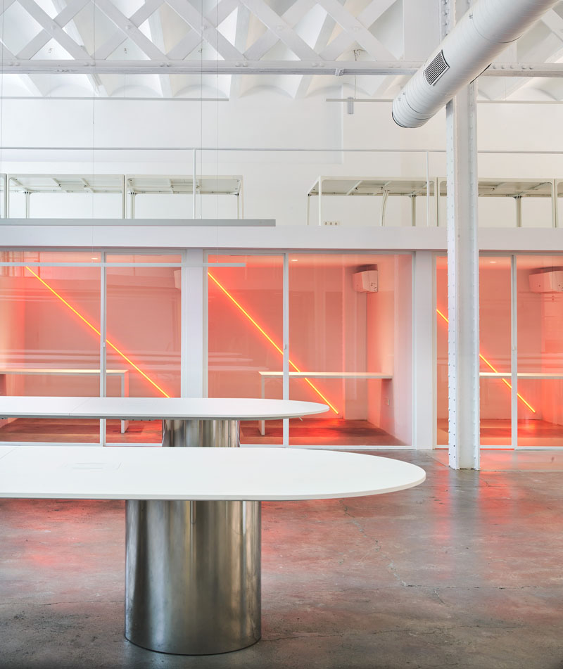 Isern Serra y The Keenfolk oficinas: vista de la planta principal con las mesas redondas