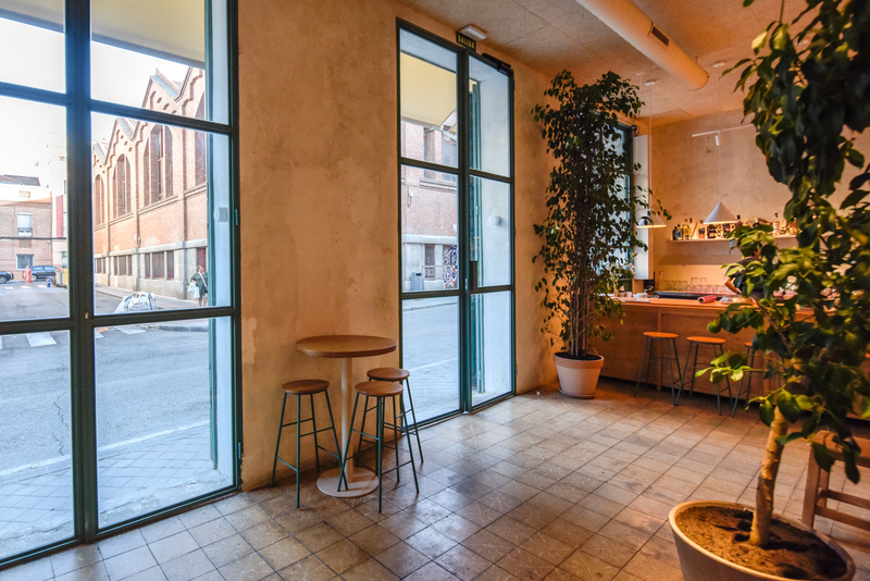 Café Urraca Madrid Puerta del Ángel: decoración interior con vistas a la calle