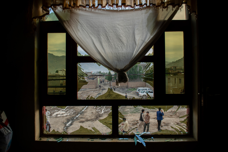 premio leica oskar barnack loba 2022: ventana con estructura de madera y adorno de tela