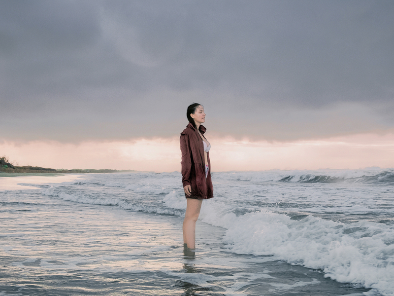 premio leica oskar barnack loba 2022: chica joven de pie frente al mar