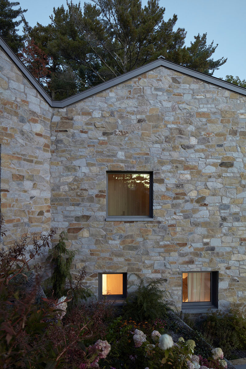atelier carle the capo: imagen de una casa rústica de piedra con tres ventanas