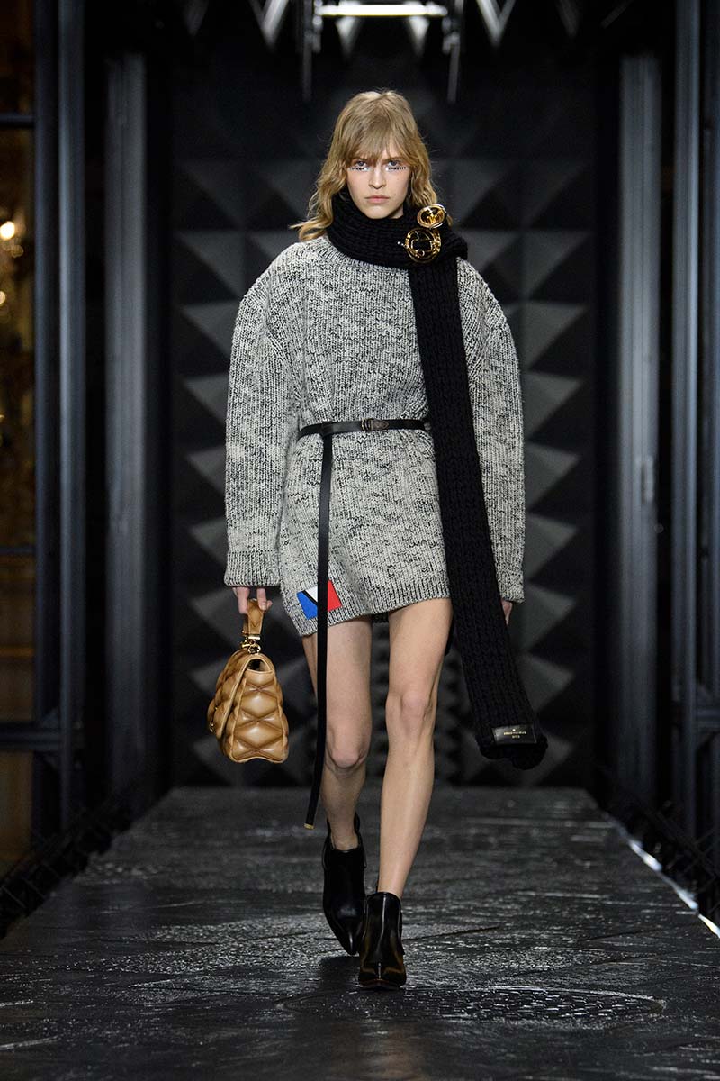 Louis Vuitton Mujer FW23 presenta un nuevo estilo francés multicultural