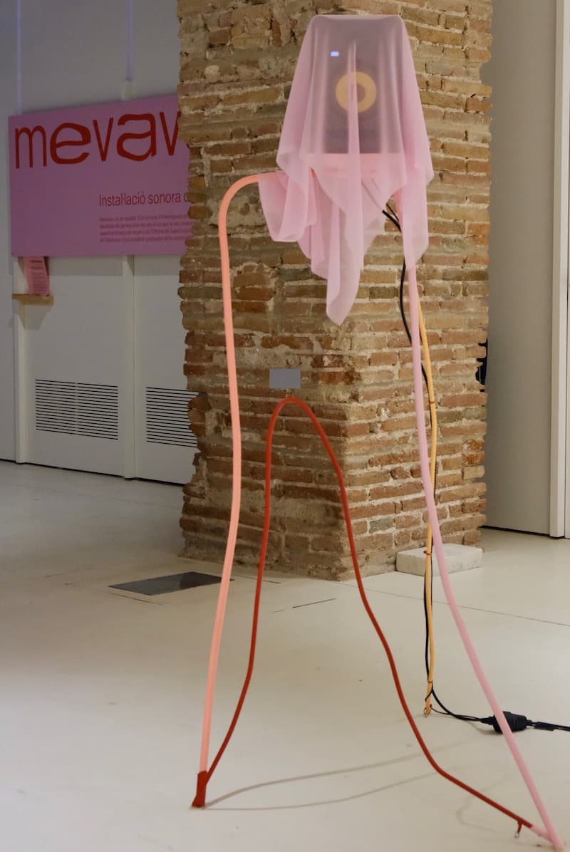 Laura Llaneli, altavoces cubiertos con pañuelos de colores rojo y rosa en la instalacion MEVAVEU