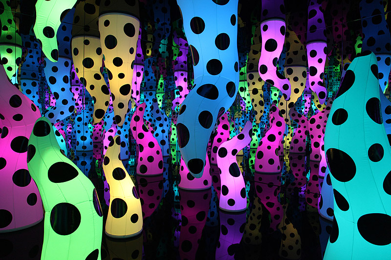 Yayoi Kusama - instalación multicolor inmersiva en galería de arte