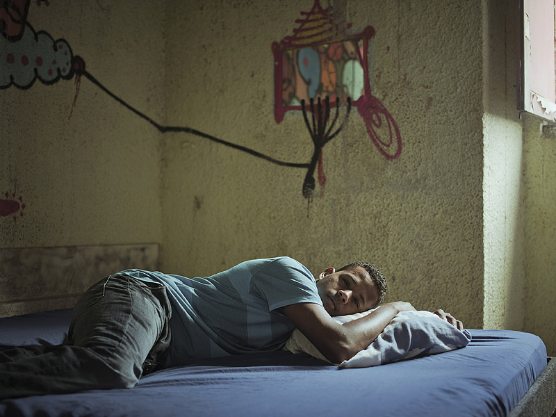 Cristina de Middel - foto de chico tumbado en una cama