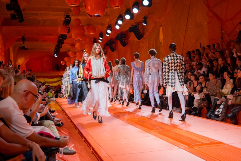 Louis Vuitton Mujer Primavera-Verano 2024 y su nueva feminidad francesa