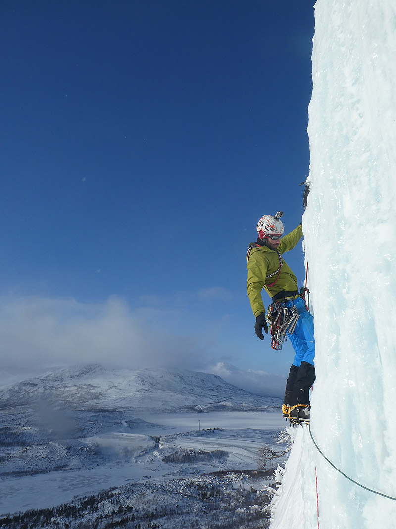 Fujifilm. amor por la naturaleza - fotografía de montañero escalando en hielo