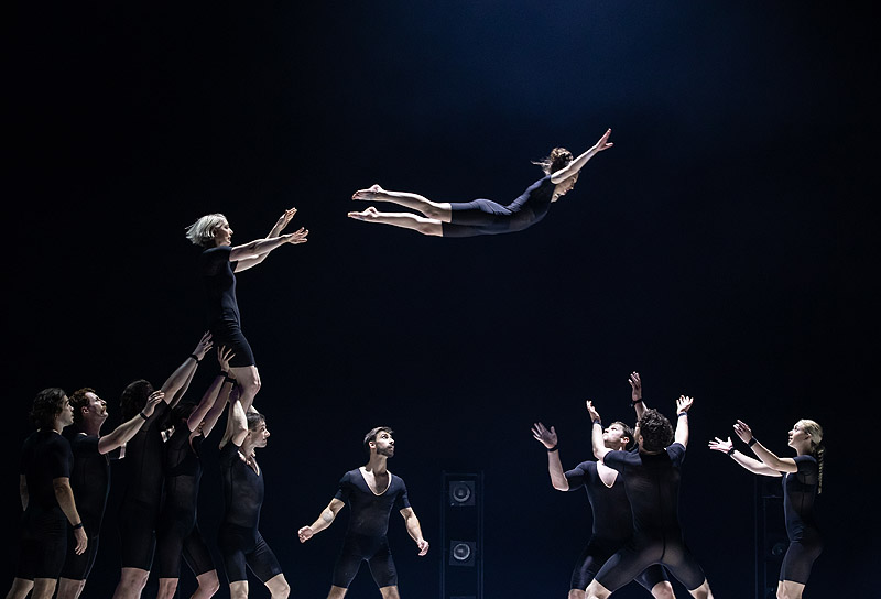 Humans 2.0 - compañia Circa. Bailarines haciendo acrobacias en un escenario