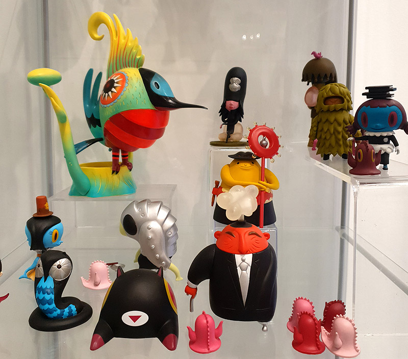 FYD Museum. Vista de tres piezas de Nathan Jurevicius de la colección del toy art museum.