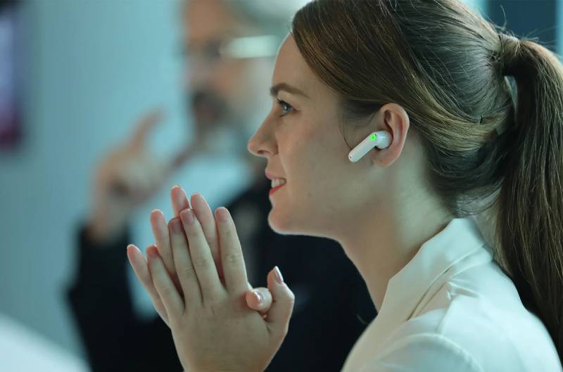 Auriculares que traducen 40 idiomas en tiempo real