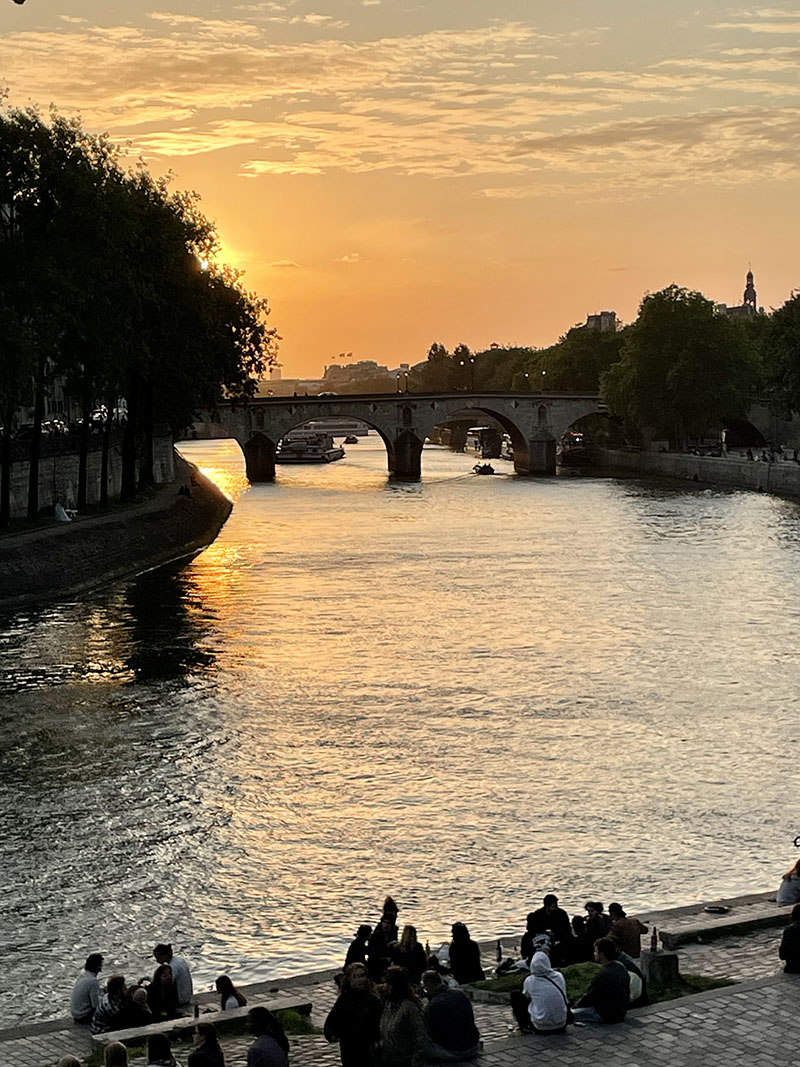 Mini guía de fin de semana en París para los amantes de la arquitectura: gente al borde del río Sena