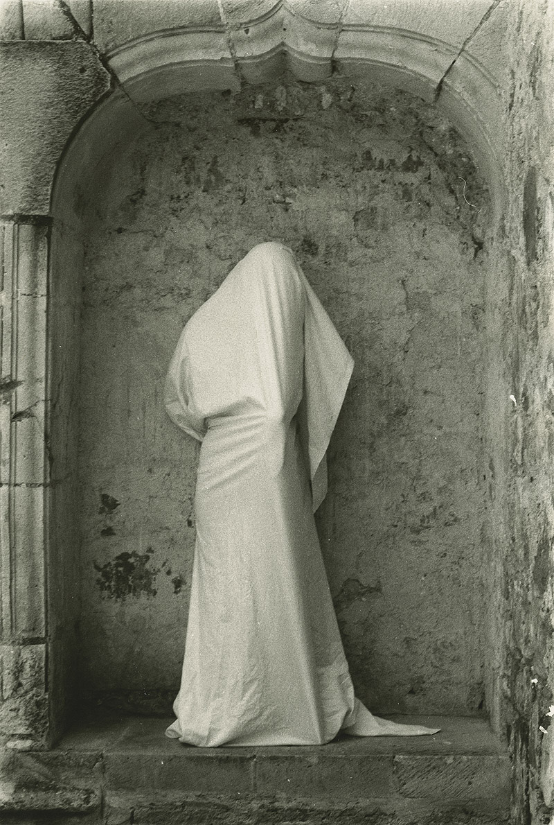 Exposición de Ana Mendieta. Immagen de mujer totalmente cubierta con un vestido blanco.