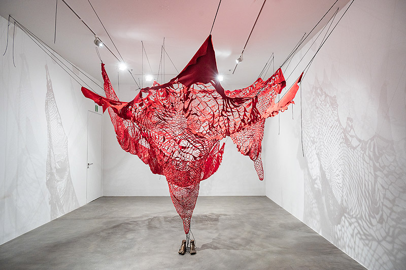 Chiharu Shiota- instalacion artística hecha con hilos rojos