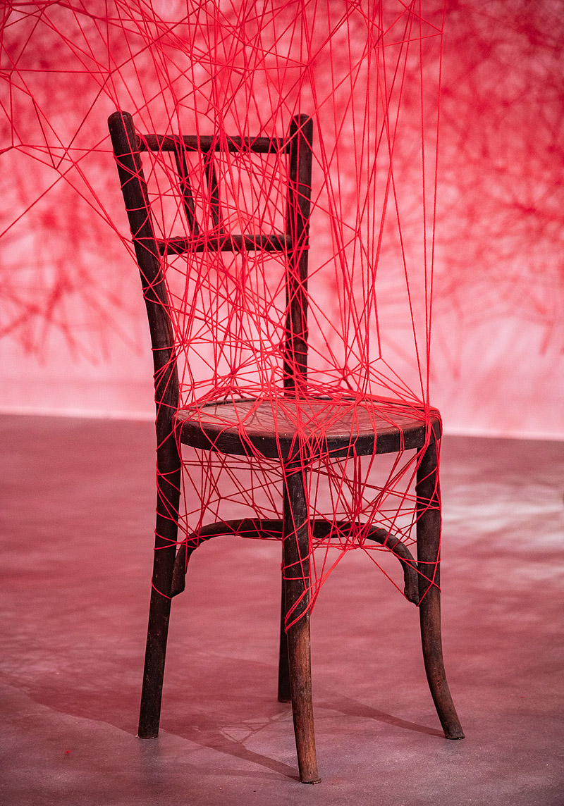 Chiharu Shiota- instalacion artística hecha con hilos rojos