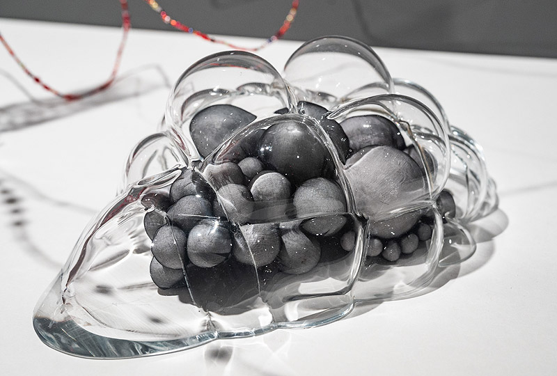 Chiharu Shiota- escultura biomorfica con malla negra