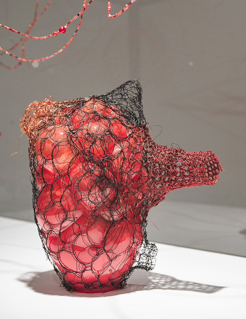 Chiharu Shiota- escultura biomorfica con hilos rojos y malla negra