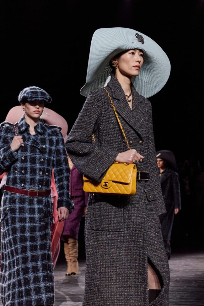 Chanel FW24 Mira A Sus Orígenes En Un Pequeño Pueblo Costero