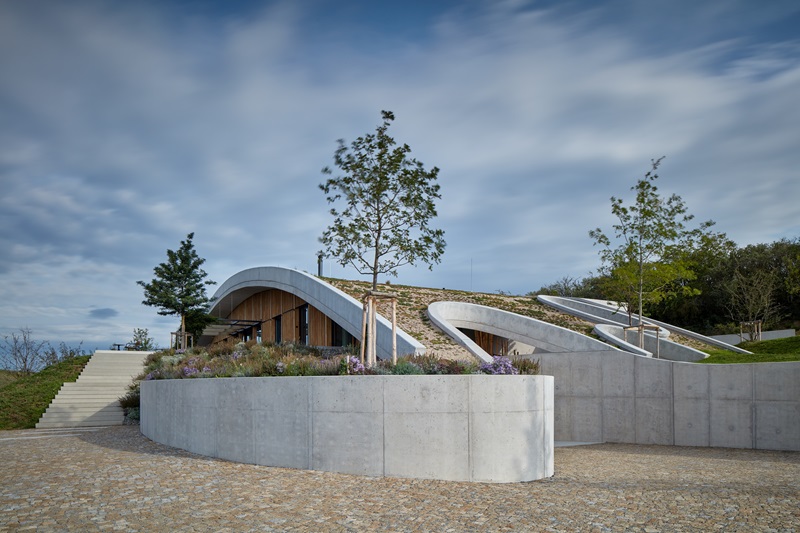Aleš Fiala-Gurdau Winery: entrada de la bodega con arquitectura de forma orgánica de hormigón