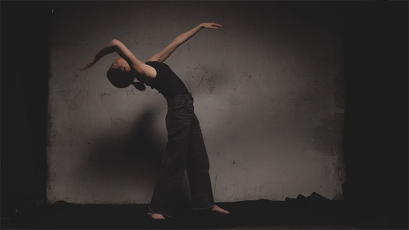 Ana María Caballero - la artista haciendo una performance, una especie de baile con los brazos