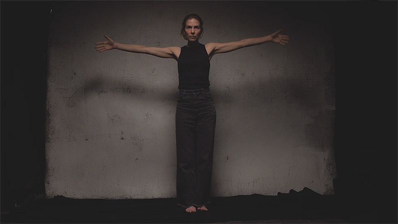 Ana María Caballero - la artista haciendo una performance, una especie de baile con los brazos