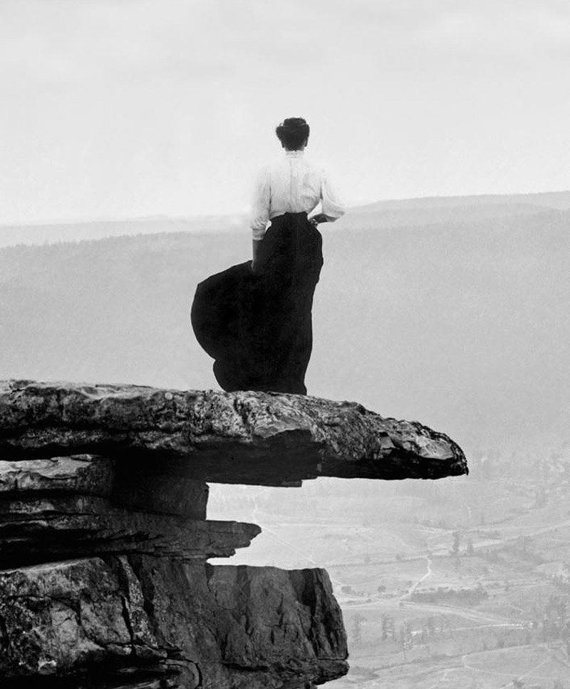 Art Photo Bcn - una mujer subida en un risco mira al horizonte